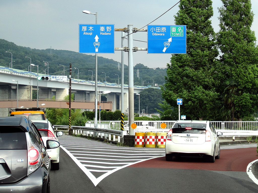 交差点事故】国道２４６号で乗用車と衝突したトラックが弾みで信号機なぎ倒す…一時交通規制も（静岡・御殿場市）（2024年5月21日掲載）｜日テレNEWS  NNN