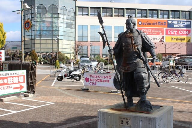 ここは日本なのか？」住宅街にいきなり異国の寺、電飾で輝く地蔵菩薩…“ガチ越南”が味わえるベトナムタウンの実態 | 文春オンライン