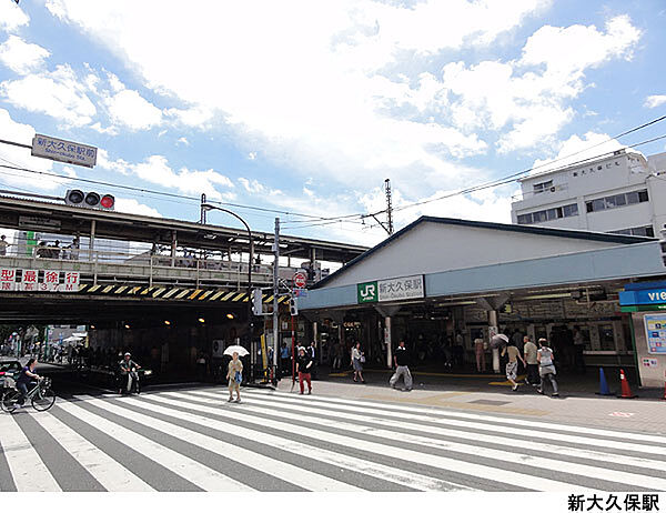 新大久保】JR東日本 駅ポスター(単駅)｜SPACE MEDIA｜全国のOOHメディアと最新OOHニュースの総合情報サイト