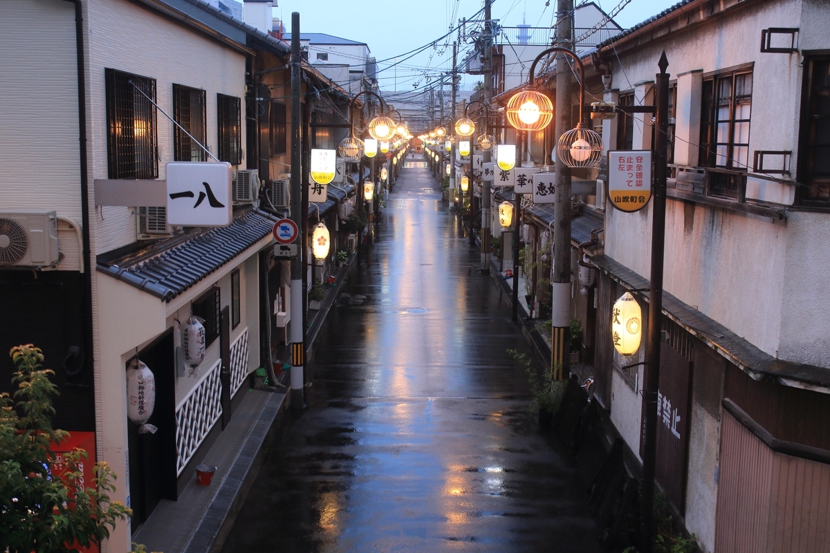 飛田新地の雨の朝 - 還暦のカメラ小僧・三好学生のフォトライフin大阪