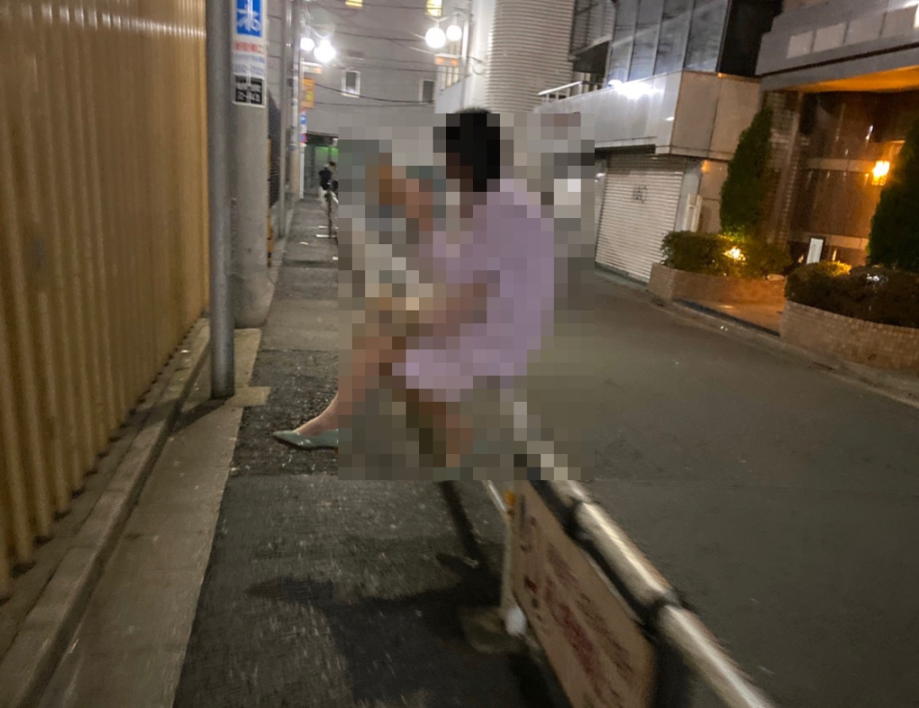 都内某所の人気が少ない路地では抜いても抜いても終わらないエンドレスFuckを強要する巨乳たちんぼ女子がいるとの噂が！！終わったかと思ったら数珠繋ぎで犯し続ける絶頂ループ  - エロ動画・アダルトビデオ -