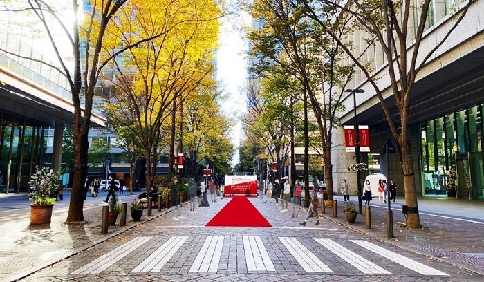 東京駅丸の内北口前、ピカソの「ゲルニカ」、 - オーロラ特急 ノスタルジック旅日記