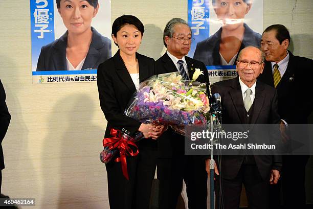 衆院本会議場で小渕優子氏（右）と話す野田聖子氏＝国会…：野田聖子氏 写真特集：時事ドットコム