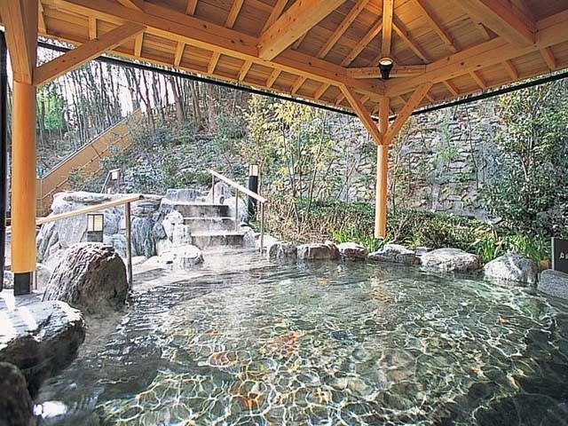 箕面湯元 水春 天然温泉「箕面美人の湯」を贅沢な露天岩風呂で堪能！