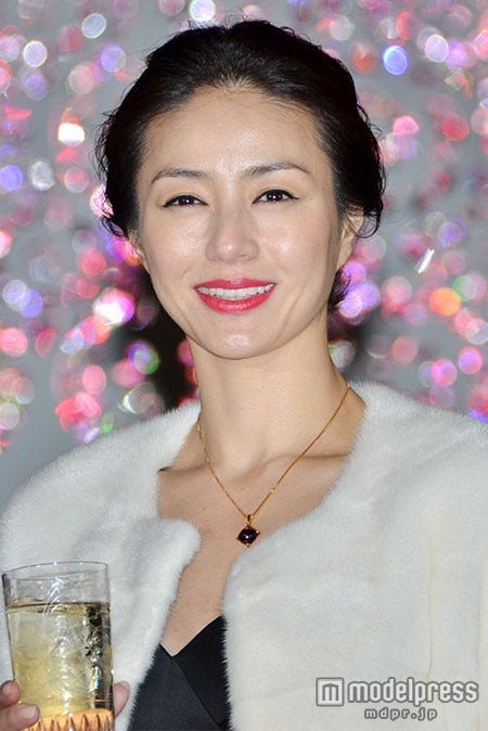 井川遥 黒メガネのオールインワン姿に「このコーデなら眼鏡は絶対」「何気ない姿に色気」/芸能/デイリースポーツ online