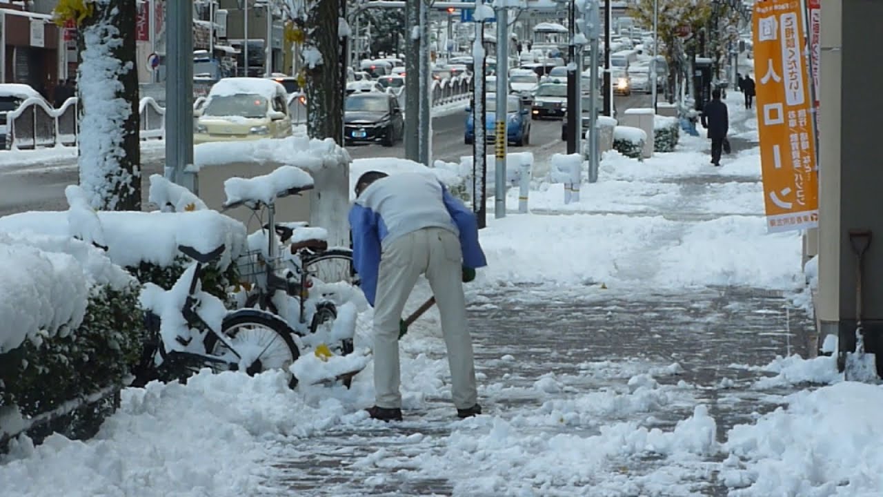 慣れない雪 路面が凍結しやすい場所は? 歩くときは狭い歩幅で (2022年12月24日)