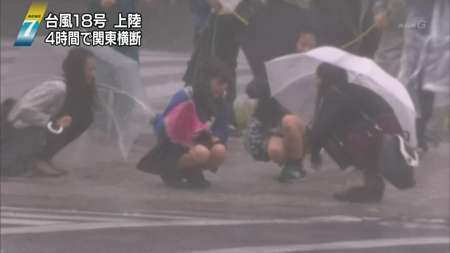 台風パンチラ画像40枚～中継で映っちゃったJKのパンモロ放送事故集 | エロ画像ぱんちらちゃんねる