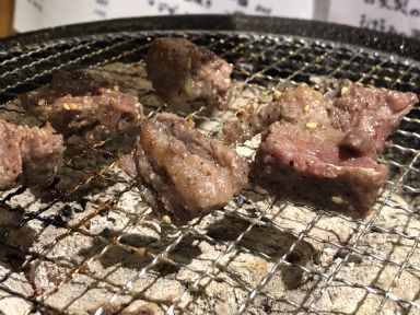 旭川・豊岡・焼肉「かなめ屋」、厚切りの霜降り牛タン、表面に少し焼き目を付ける方が旨味倍増♪サクッとプリンと噛み切れる歯応え最高だよ♪ |  バーバーハッピー