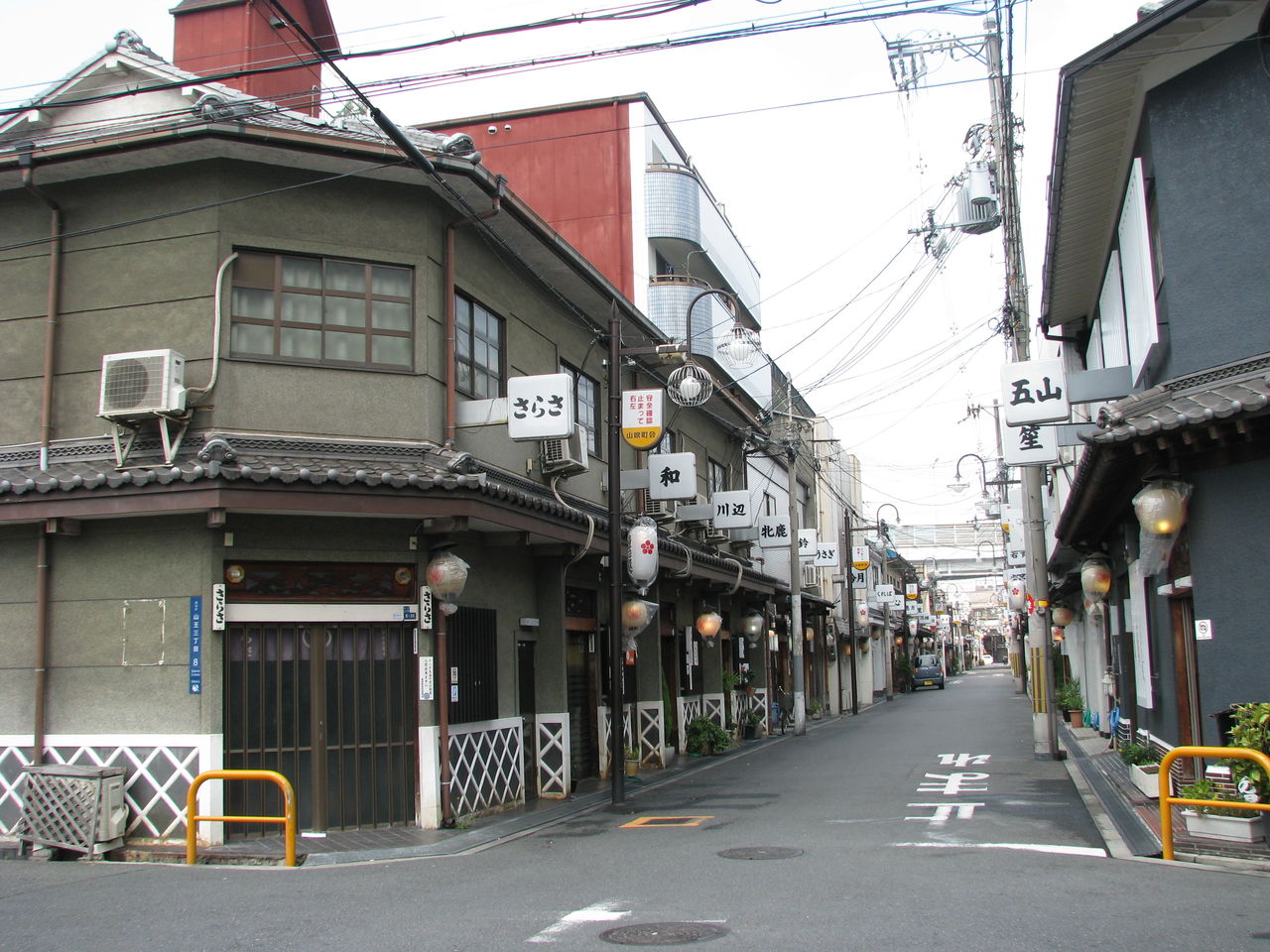 デイリーポータルZ - 大阪「飛田新地」の元・遊郭の建物を利用した料亭へ行ってみました。待合室やふすまが金だったり内装