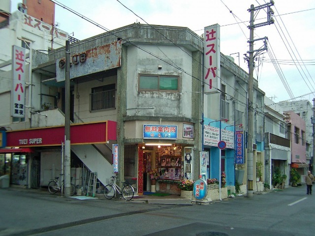 沖縄県宮古島市の夜の歓楽街の写真素材 [84201209] - PIXTA