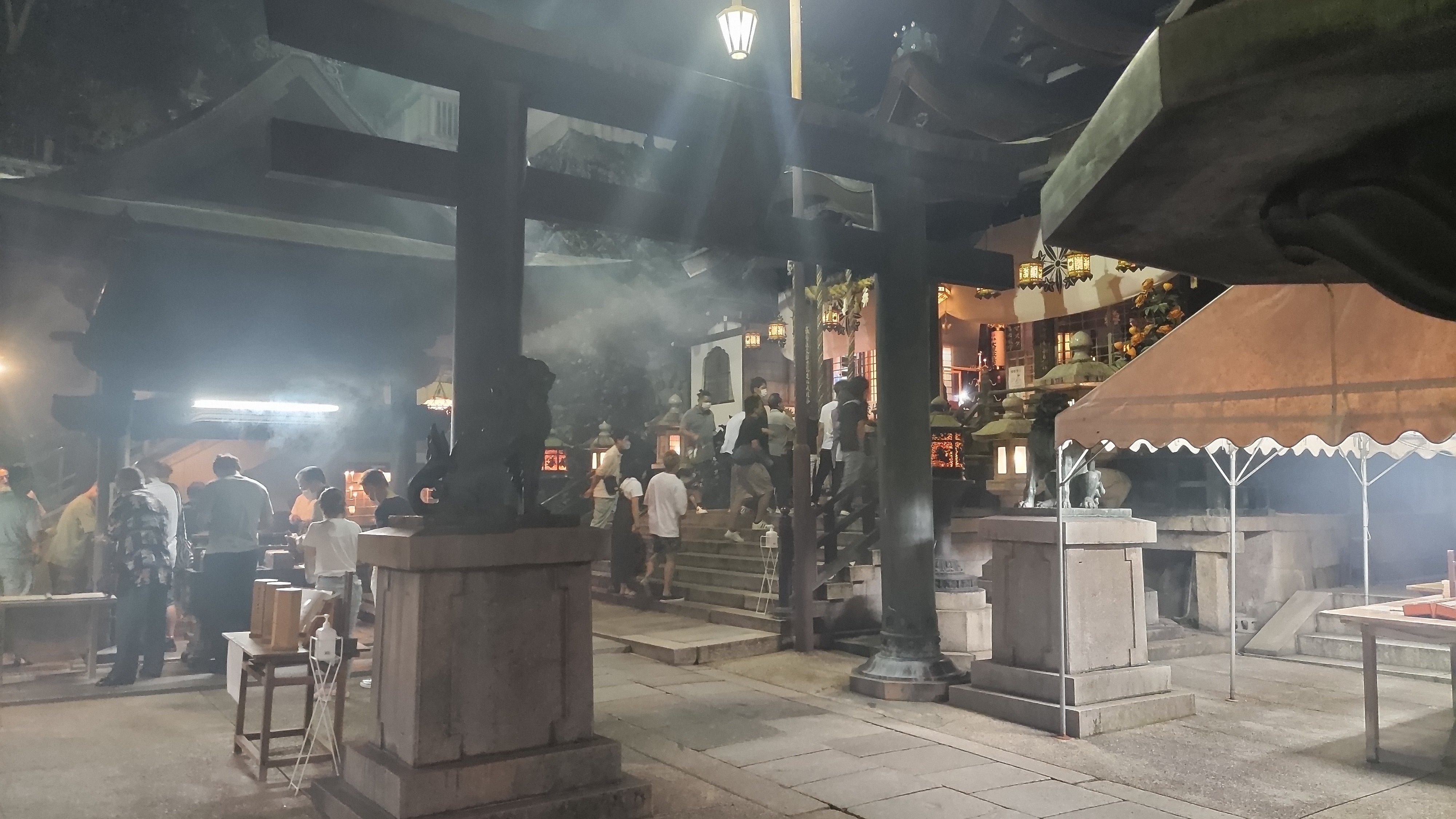 久しぶりに訪れた 宝山寺 夜の参拝者も多い