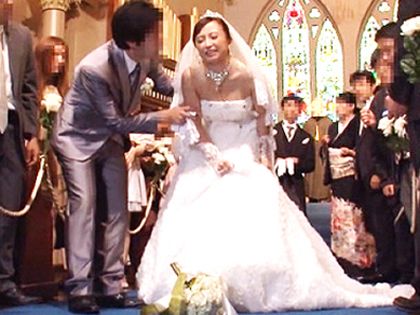 幸せの絶頂の結婚式に元カレが現れ‥「お前のドレス姿みたら興奮してきちゃって…。」愛する新郎を忘れて快楽に溺れ最低の元カレに初夜を捧げてしまう花嫁 - 