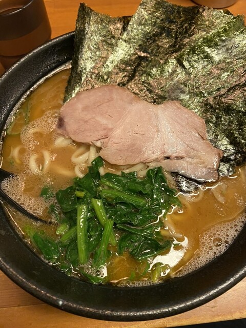 仙台の街中にある家系ラーメン🍜ランチでも夜の国分町で飲んだ後の〆ラーメンにも!!無限ライスでどこまでも…… 料理🥢 :