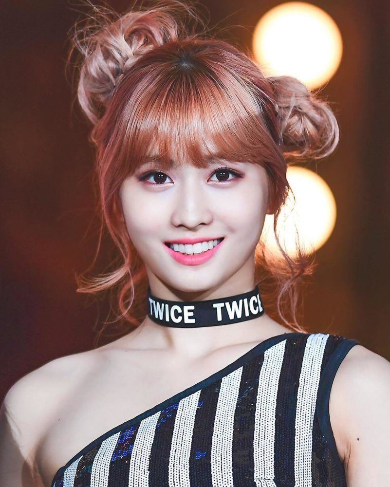 TWICE・MOMO、胸チラ＆へそ出しで“圧巻美ボディ”「めっちゃ綺麗すぎるわ」「エロかわいい」 シンガポール版『VOGUE』撮影 | ORICON