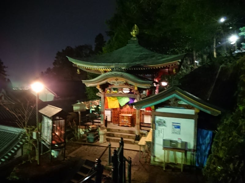 夕暮れ時の「宝山寺 参道」は 神秘で