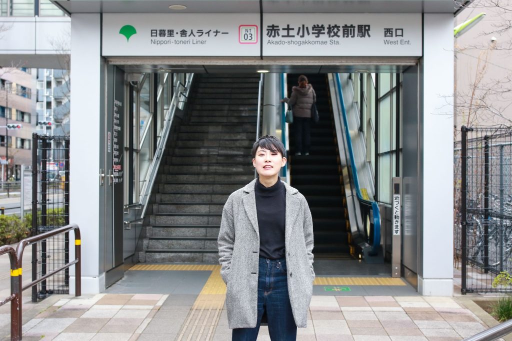 渋谷駅前を歩く制服の女子高生の後ろ姿の写真素材 [72169326] - PIXTA