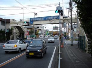 厚木の国道246号にてバイク事故直後映像。ライダー介抱中。 - YouTube