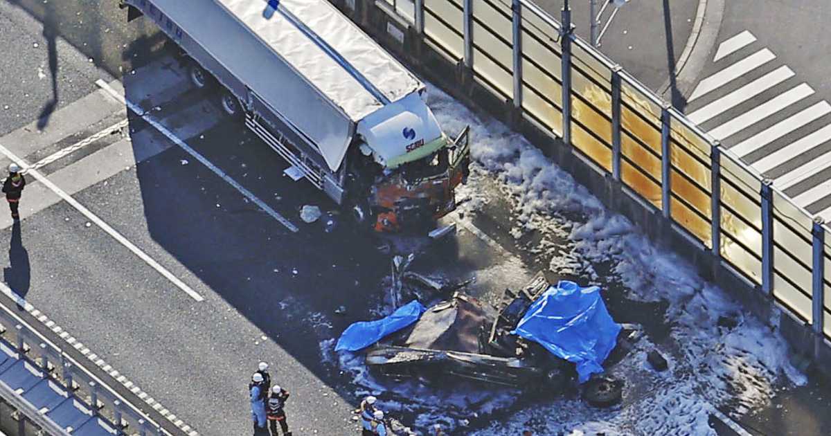 blueskyfuji: 厚木の国道246号でバイクを含めた衝突事故が発生。事故直後の映像。