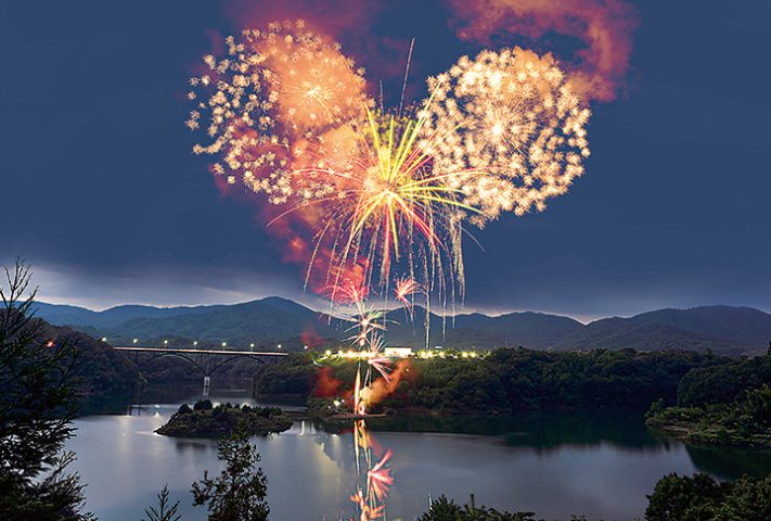 7月18日、海の日に「サンバde花火大会」 - ヨコハマ経済新聞