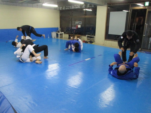 新しい仲間と絞めのエスケープ【グレイシー柔術の護身術・BJJ GYM・千葉県船橋市】 |