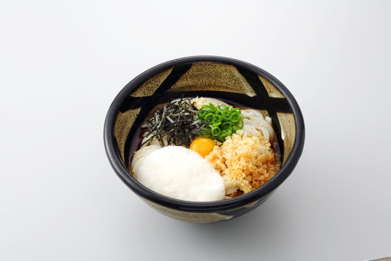 株）ふるいち ぶっかけうどん、きつねうどん、おにぎりを販売中。倉敷 市児島の朝市「三白市」児島駅前商店街連盟主催で天満屋ハピータウン＆トピア＆パティオ＆７番街にて開催