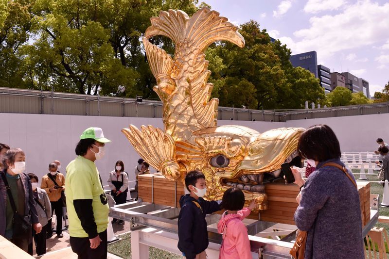 名古屋城天守閣を背景に“しゃちほこポーズ”！ 一般参加者20人が伝統のお座敷芸にチャレンジ【やっとかめ文化祭】 |