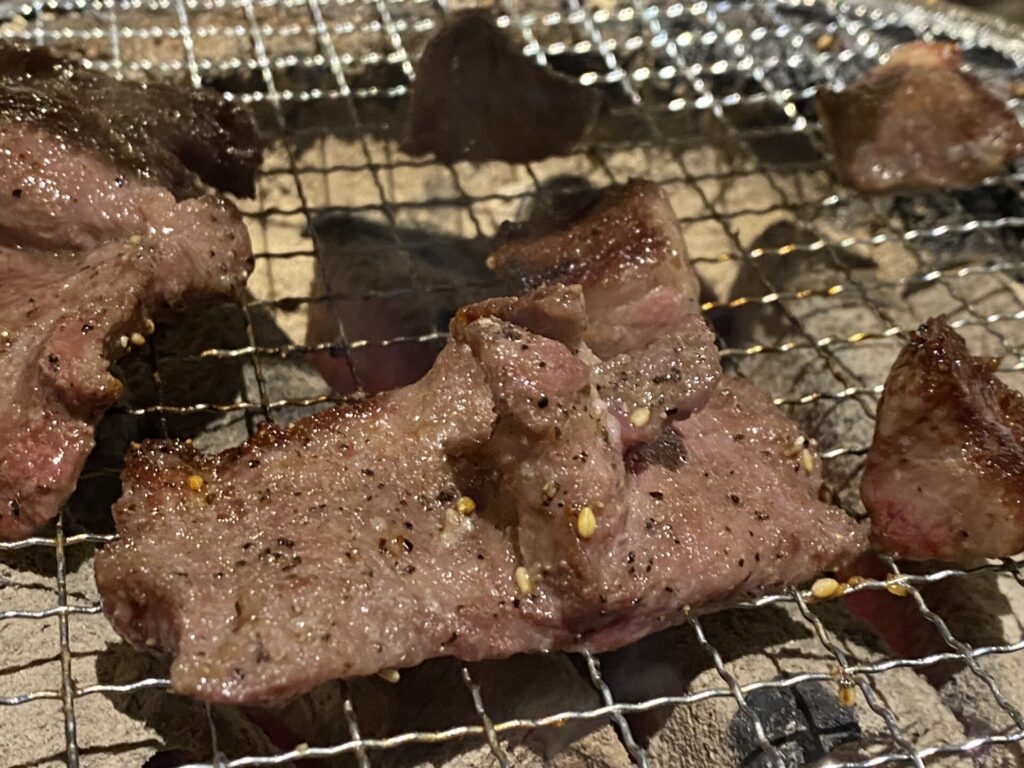 旭川の炭火焼肉かなめ屋さん。霜降り牛タンがめちゃ分厚くて、霜降りだから固くなりすぎず、サクサクで歯切れ良い感じが最高。分厚いタン好きにはめちゃおすすめのお店！机に調味料は置いてないけど、わさびとか山椒、ゆず胡椒とか、塩や胡麻油など色々な調味料で楽しめるのも嬉しい☺️個人的には、牛レバーをさっと焼いて胡麻油と塩で食べるのがめちゃおすすめ（動画で撮り忘れた笑笑）,  #北海道グルメ