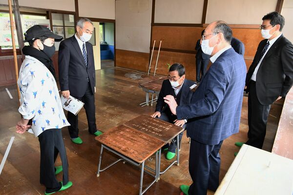 東武鉄道 足利市駅で額面看板の意匠変更作業を行いました - 株式会社 協和広告社