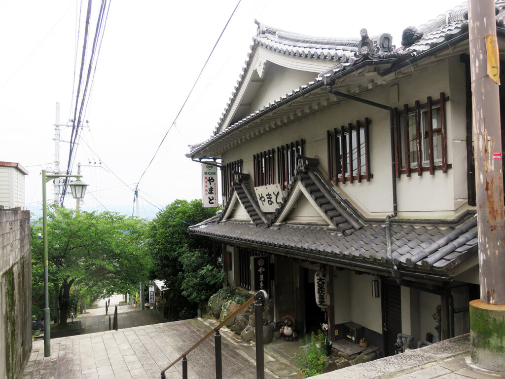 生駒新地の遊郭街と石切参道商店街のスピリチュアルワールド | 日本に、もっと恋する旅