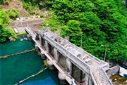 まだまだ寒い寸又峡ですが、夢のつり橋がかかる大間ダム湖の水は、この時期が一年の中で一番きれいなんです。水が澄んで本当に青く透き通っています。  ただいま夢のつり橋対岸の歩道を修繕中なので、夢のつり橋は往復のみの通行となります。ですが、混雑もなく、橋の上