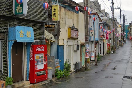 沖縄の昔ながらの温かみと若い世代の思いがつながる商店街 浦添「屋富祖（やふそ）通り」でディープな町飲みを楽しもう | うらそえナビ