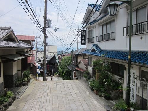 西奈良】奈良盆地を生駒山から一望 宝山寺新地のノスタルジックな風情 |