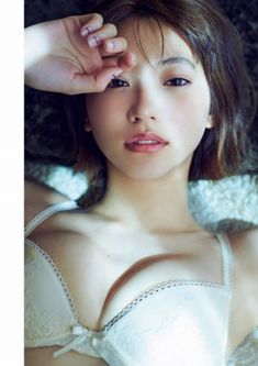 画像・写真 寝そべっても大きい…鈴木ふみ奈、“むちむち”な肉体美解放した仰向けショットに「グラビア日本代表」「肉感がえっちぃ」とファン興奮(33/55)  |