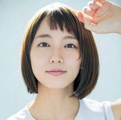 吉岡里帆の胸元開きリボンドレス姿に絶賛の声 「美し過ぎる」「眼福すぎです」