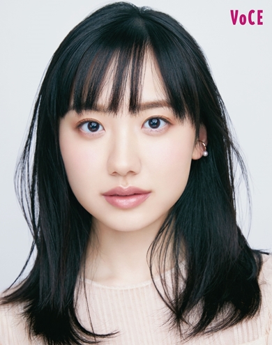 19歳の芦田愛菜、初登場『VOCE』の春メイクで空気一変 芸歴15年超え大人な顔に「表紙を飾る日が来るとは…」「マジか!!」（1/2 ページ） -