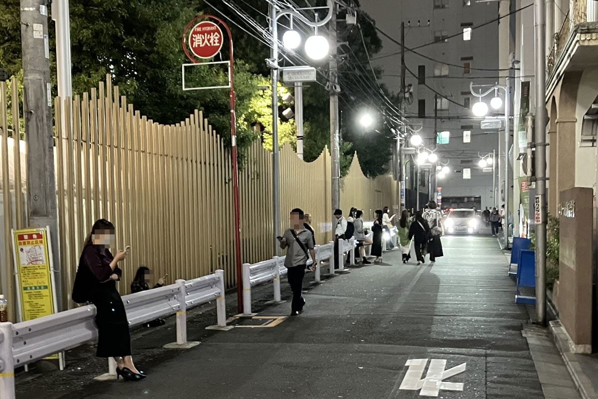 外国人も“参戦”で国際化 新宿歌舞伎町・大久保公園の立ちんぼ 進む治安悪化と外国人女性が夜の街に立つ大きな要因｜ニュース｜ピンズバNEWS