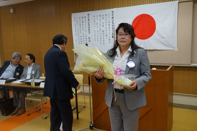 走路内でガッツポーズを決めるオートレース第34期生の女子5人。（左から）本田仁恵、信沢綾乃、松尾彩、桝崎星名、早川瑞穂― スポニチ Sponichi