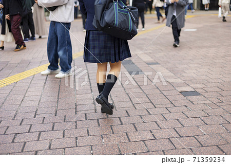 渋谷駅前を歩く制服の女子高生の足元 Stock-Foto | Adobe