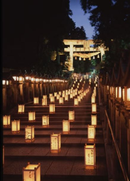 久しぶりに訪れた 宝山寺 夜の参拝者も多い 神秘的