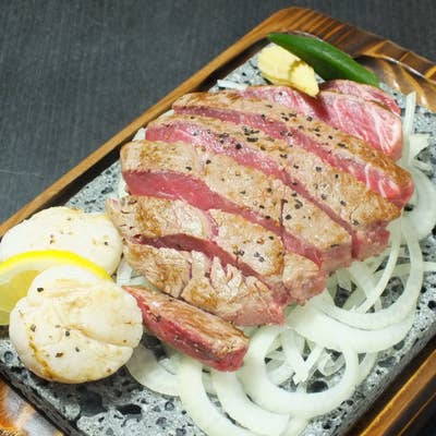 富士山のこだわり溶岩石で焼く！？「えん家」のステーキの赤身肉はドストライクだった。 | ロケットチョップ