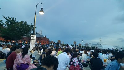 穴場な花火大会】都心からスグで人混みに悩まない！みなとみらい神奈川新聞花火大会の後は関内飲み | PlayLife